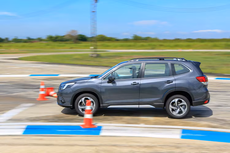 Nhờ đó, xe có những tính năng an toàn hiện đại như phanh tự động phòng tránh va chạm, đánh lái khẩn cấp tự động, kiểm soát hành trình thích ứng, định tâm làn đường và hỗ trợ giữ làn đường cho xe.