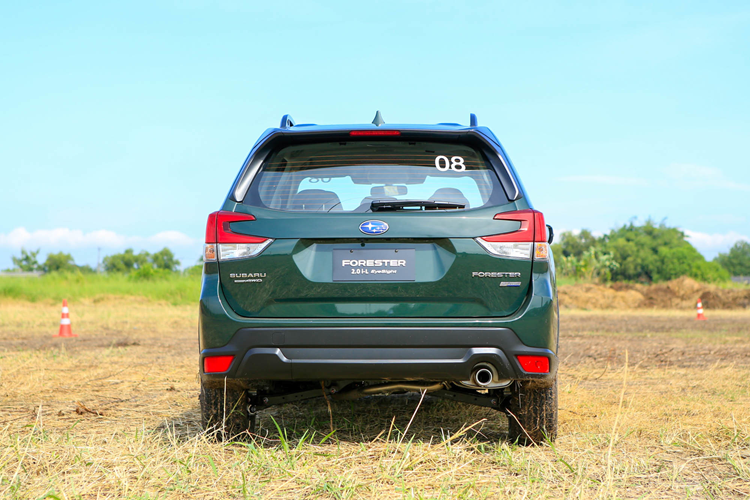 Subaru Forester là mẫu SUV cỡ C hiếm hoi tại Việt Nam được trang bị hệ dẫn động 4 bánh tiêu chuẩn. Từ năm 2025, Forester nói riêng và các mẫu xe Subaru nói chung tại Việt Nam sẽ được nhập khẩu nguyên chiếc từ Nhật Bản.