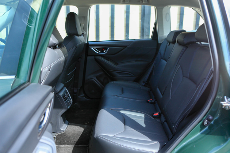 Subaru Forester hiện có giá bán dao động từ 969 triệu đến 1,199 tỷ đồng cho 3 phiên bản. So với các đối thủ cùng phân khúc, xe có giá khá cao, chỉ rẻ hơn Honda CR-V. Do đó, nếu không có các chương trình ưu đãi chính hãng, mẫu xe nhập khẩu nguyên chiếc từ Thái Lan này sẽ khó có thể cạnh tranh.