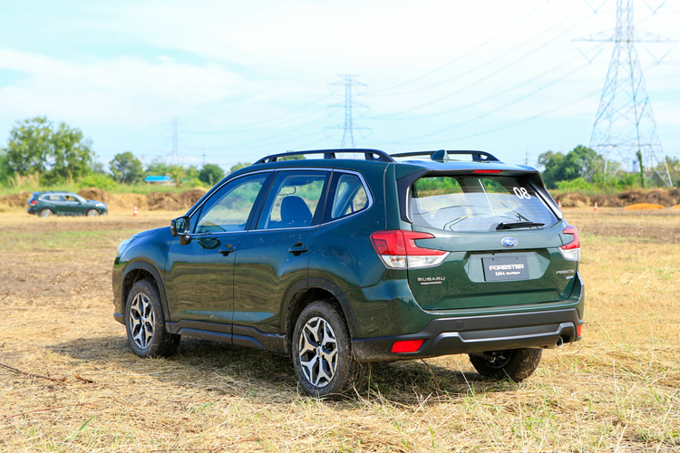 Ngoài ra, Subaru Forester còn được trang bị động cơ Boxer 4 xi-lanh, dung tích 2.0L với công suất tối đa 154 mã lực và mô-men xoắn cực đại 196 Nm. Động cơ đi kèm hộp số biến thiên vô cấp với 7 cấp số ảo và hệ dẫn động 4 bánh toàn thời gian S-AWD đặc trưng của thương hiệu Subaru.