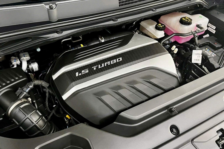 Nội thất của MG G50 khá đơn giản với điểm nhấn là màn hình giải trí 12,3 inch đặt nổi. Vô lăng vát đáy tích hợp các nút điều khiển và chế độ rảnh tay. Ở phiên bản tiêu chuẩn, xe có cấu hình 8 chỗ ngồi dạng 2+3+3, trong khi phiên bản cao cấp có 7 chỗ ngồi với hàng ghế thứ 2 được trang bị 2 ghế độc lập.