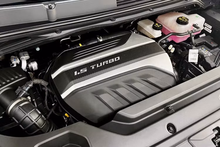 Nội thất của MG G50 khá đơn giản với điểm nhấn là màn hình giải trí 12,3 inch đặt nổi. Vô lăng vát đáy tích hợp các nút điều khiển và chế độ rảnh tay. Ở phiên bản tiêu chuẩn, xe có cấu hình 8 chỗ ngồi dạng 2+3+3, trong khi phiên bản cao cấp có 7 chỗ ngồi với hàng ghế thứ 2 được trang bị 2 ghế độc lập.