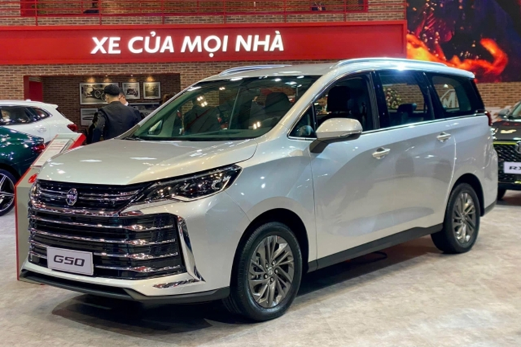 MG G50 mang dáng dấp của một mẫu MPV truyền thống với đặc trưng là đuôi xe cao và vuông vắn giúp tối ưu hóa không gian. Thiết kế phần đầu xe của MG G50 gợi liên tưởng đến Toyota Alphard với điểm nhấn là lưới tản nhiệt lớn, chiếm gần hết diện tích phía trước.