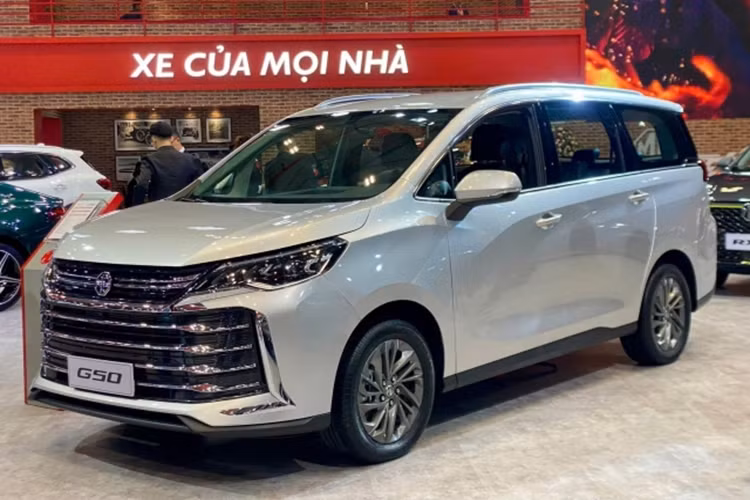 MG G50 mang dáng dấp của một mẫu MPV truyền thống với đặc trưng là đuôi xe cao và vuông vắn giúp tối ưu hóa không gian. Thiết kế phần đầu xe của MG G50 gợi liên tưởng đến Toyota Alphard với điểm nhấn là lưới tản nhiệt lớn, chiếm gần hết diện tích phía trước.