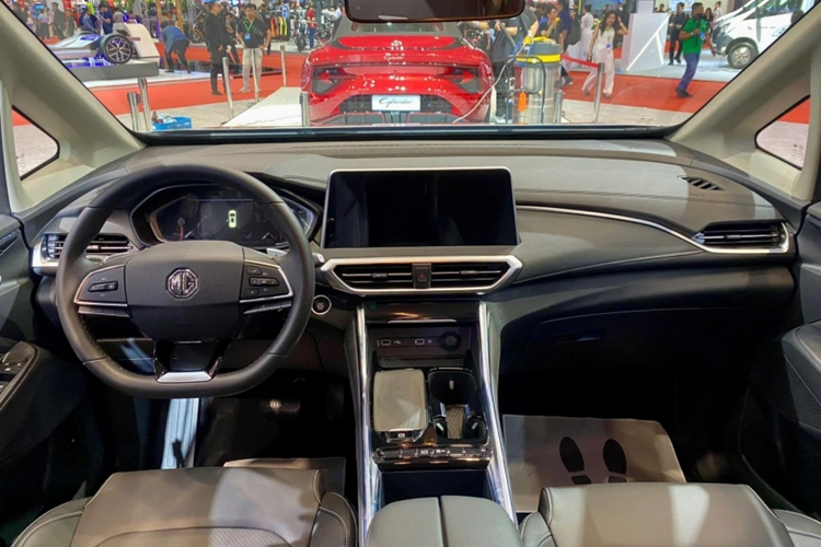 Cụm đèn pha chính được kết nối liền mạch với lưới tản nhiệt, trong khi bên dưới là các chi tiết ốp hình chữ L cỡ lớn bao quanh hai bên. Thiết kế khu vực phía sau khá đơn giản với đèn hậu LED cùng chi tiết mạ chrome cỡ lớn tạo hình chữ U ở cản sau.