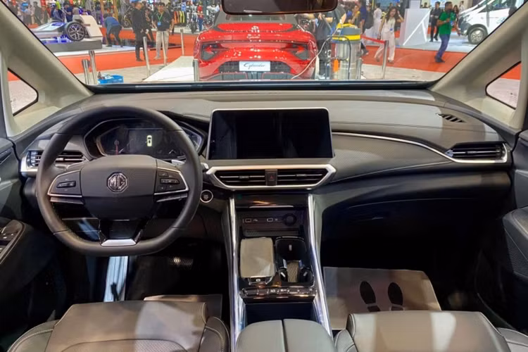 Cụm đèn pha chính được kết nối liền mạch với lưới tản nhiệt, trong khi bên dưới là các chi tiết ốp hình chữ L cỡ lớn bao quanh hai bên. Thiết kế khu vực phía sau khá đơn giản với đèn hậu LED cùng chi tiết mạ chrome cỡ lớn tạo hình chữ U ở cản sau.