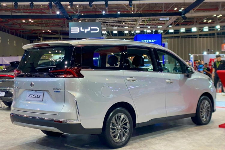 Về khả năng vận hành, MG G50 được trang bị động cơ 1.5L, sản sinh công suất 169 mã lực và mô-men xoắn 285 Nm, đi kèm hộp số sàn 6 cấp hoặc hộp số ly hợp kép ướt 7 cấp. Hiện mức giá xe MG G50 2025 chưa công bố, nhưng dự đoán từ khoảng 550 triệu đồng.