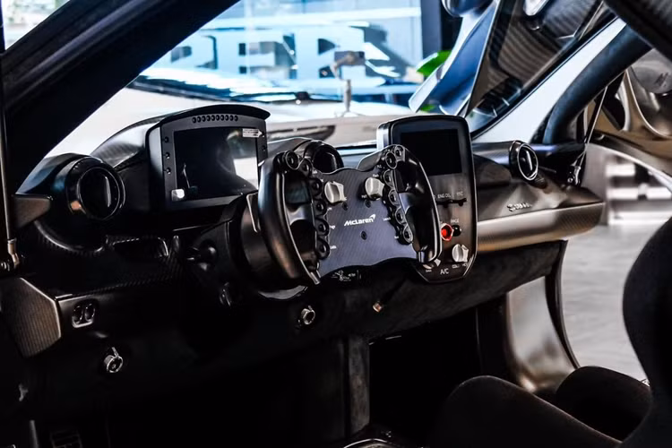 Giá khởi điểm cho gói body kit McLaren 720S Spider độ DarwinPro là từ 18.550 đô la (khoảng 430 triệu đồng), nhưng hãng độ này cho biết, mức giá này chỉ dựa trên các mặt hàng có trong kho, không bao gồm các tùy chọn thêm và chi phí vận chuyển về Việt Nam.