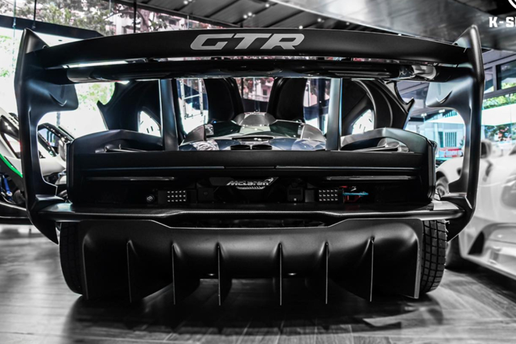 Chưa dừng lại ở đó, phần nắp capô chiếc siêu xe mui trần McLaren 720S Spider độ DarwinPro theo phong cách McLaren Senna GTR còn có trang bị như bản xe đua, mang đến sự dữ dằn, và tất nhiên rồi, nó cũng được làm từ sợi carbon.