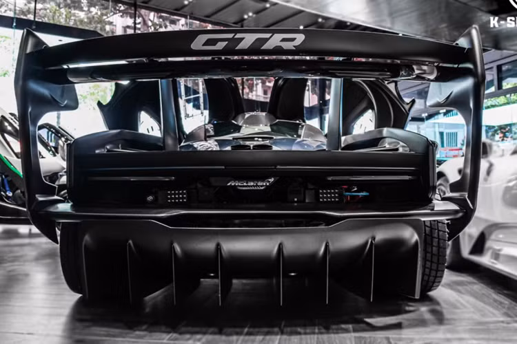 Chưa dừng lại ở đó, phần nắp capô chiếc siêu xe mui trần McLaren 720S Spider độ DarwinPro theo phong cách McLaren Senna GTR còn có trang bị như bản xe đua, mang đến sự dữ dằn, và tất nhiên rồi, nó cũng được làm từ sợi carbon.