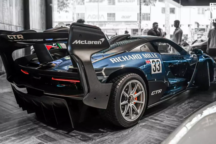 Phần cản trước của chiếc siêu xe mui trần McLaren 720S Spider độ DarwinPro được kéo dài ra rất cá tính, vòng ra 2 bên đầu xe, chưa hết, xe còn có thêm 2 vây cá lớn bên hông đầu xe, tạo điểm nhấn rất mạnh mẽ khi nhìn từ trực diện. Sau cùng là tấm ốp hốc gió đèn pha mới.