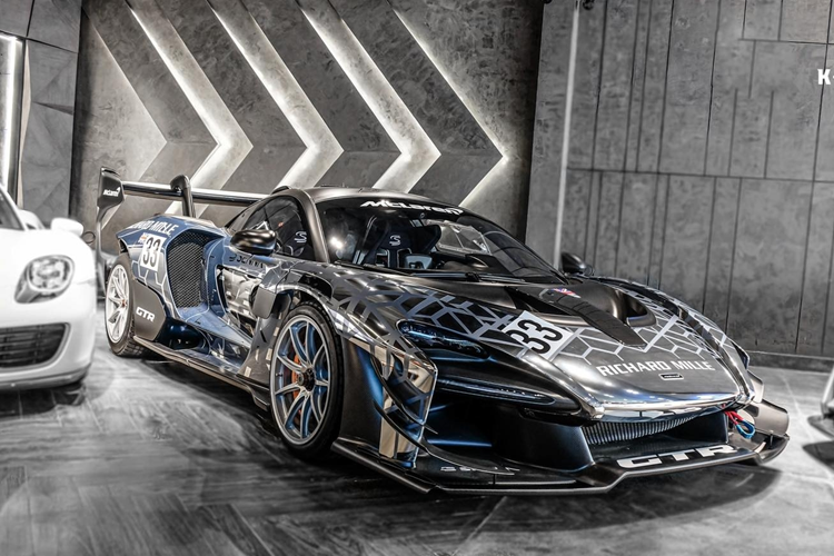 Trên vòm bánh xe còn được khoét thêm lỗ, đặt vào đó các tấm ốp điều gió rất hiếu chiến. Sau cùng bản độ của chiếc siêu xe mui trần McLaren 720S Spider DarwinPro còn có cánh gió đuôi rất khổng lồ, tuy nhiên, hình ảnh của chiếc xe do đại gia Nghệ An chia sẻ cho thấy, xe vẫn sử dụng cánh gió đuôi nhỏ, carbon, chưa rõ có thay mới cho đồng bộ hay không.