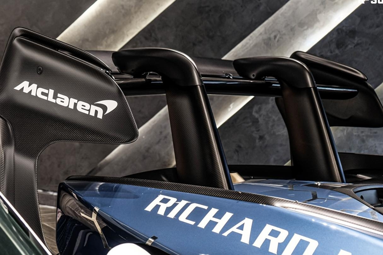 Điểm khác biệt dễ nhận ra nhất giữa McLaren 720S Spider với bản Coupe chính là việc phần mui xếp cứng bằng sợi carbon của siêu xe này chỉ mất thời gian 11 giây để thực hiện thao tác đóng hoặc mở mui xe. Phần mui xếp cứng của siêu xe McLaren 720S Spider vẫn hoạt động tốt ngay cả khi xe lăn bánh, tuy nhiên, hãng McLaren yêu cầu khách hàng phải đảm bảo tốc độ của xe dưới 50 km/h.