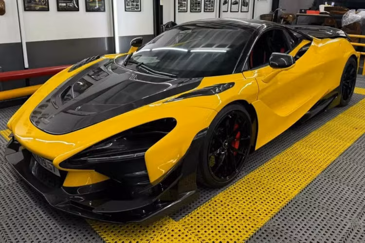 Số lượng dòng siêu xe mui trần McLaren 720S Spider tại Việt Nam dưới 10 chiếc, trong đó, 1 số xe được chủ nhân cho dán các bộ áo khác nhau, để tạo điểm nhấn, nhưng hiếm có xe nào được mang gói độ body kit hầm hố như một số xe bản coupe.