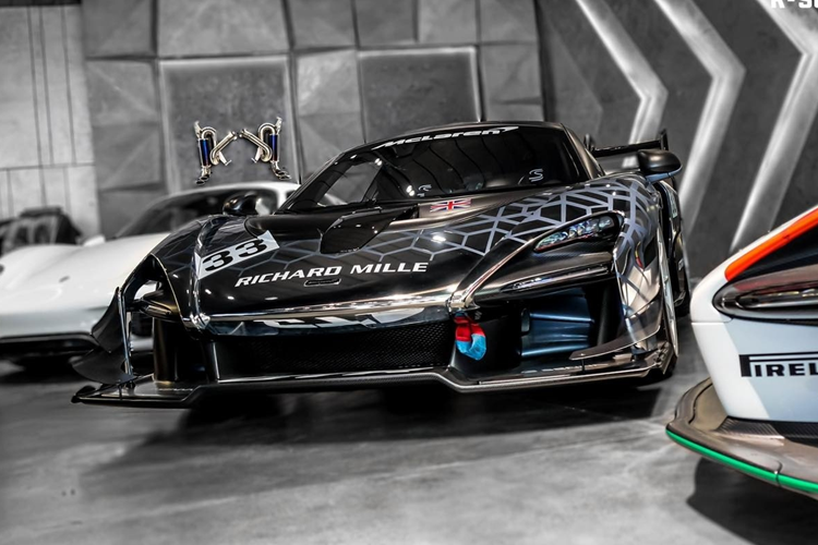 Sức mạnh được truyền tới bánh thông qua hộp số tự động tuần tự 7 cấp, cho phép siêu xe mui trần McLaren 720S Spider tăng tốc từ vị trí xuất phát lên 100 km/h trong thời gian 2,9 giây và 0-200 km/h trong 7,9 giây trước khi đạt vận tốc tối đa 341 km/h.