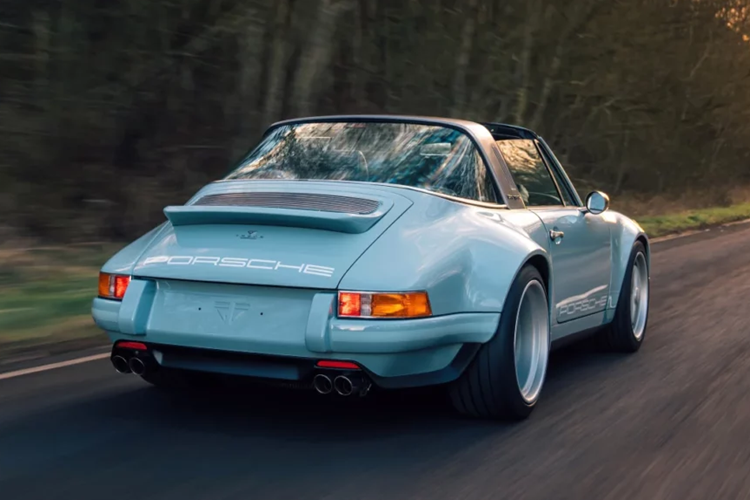 Xe được trang bị hệ thống âm thanh cao cấp Bluetooth Pioneer P99RS với hệ thống sáu loa Focal và bộ khuếch đại Focal. Phần mui Targa đã được sửa đổi để đảm bảo phù hợp với khung gầm được gia cố và được trang trí bằng vật liệu mohair cao cấp.