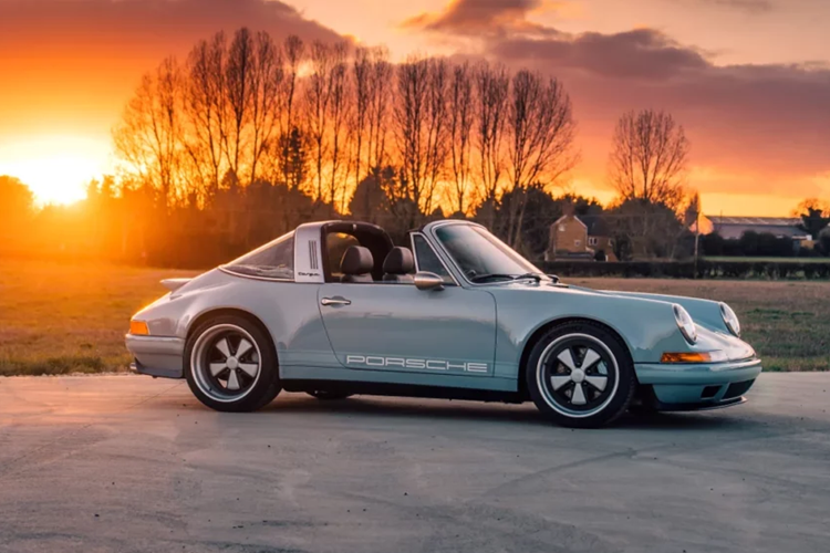 Phần mui xe có thể được cất gọn trong một chiếc túi đựng riêng, sau đó cho vào cốp xe bọc da. Về giá độ Porsche 911 Targa, tác phẩm nghệ thuật ôtô này không hề rẻ với giá khởi điểm cơ bản ở mức từ 526.000 USD (khoảng 12,3 tỷ đồng). Tuy nhiên, mức giá này chưa bao gồm giá cho xe nguyên bản cũng như các tùy chọn trang bị cao cấp khác.