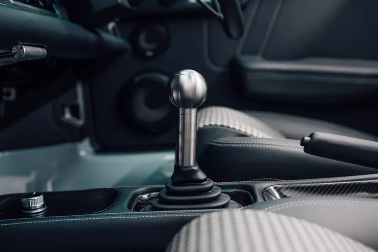 Về nội thất, xe được trang trí kết hợp giữa vật liệu sang trọng với nét tinh tế của xe thể thao. Để giữ trọng lượng thấp, khoang nội thất của xe được trang bị nhiều chi tiết được hoàn thiện bằng sợi carbon, một số chi tiết khác được bọc chất liệu da.