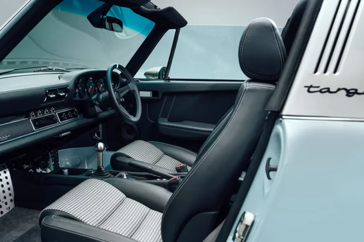 Riêng cánh cửa xe không được làm từ sợi carbon vì mục đích bảo vệ người ngồi trong xe khi không may có va chạm hông. Xe được trang bị bộ mâm Fuchs 18 inch nổi bật đi kèm với cùm phanh sơn cùng màu với thân xe. Để đảm bảo hiệu năng vận hành, xe được trang bị bộ lốp hiệu năng cao Michelin Pilot 4S.