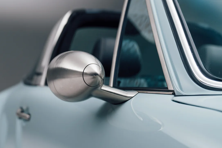 Mẫu xe độ cũng được thừa hưởng hệ thống phanh của 993 RS, từ đây tăng hiệu quả phanh cho chiếc xe thể thao cổ điển. Theon đã sử dụng công nghệ Công thức 1 để chế tạo hệ thống giằng bằng sợi carbon. Thân xe bằng sợi carbon của GBR003 được hoàn thiện với màu xanh lam nhạt với màu sơn tương phản của Porsche dọc theo thân xe.