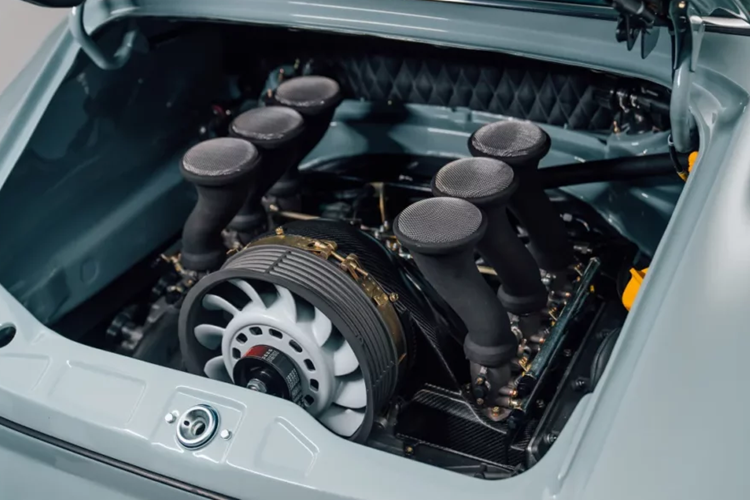 Ghế ngồi được bọc da bán aniline cùng họa tiết trắng đen Pepita màu xám Agate nguyên bản của Porsche. Hàng ghế sau lấy cảm hứng từ ghế thể thao của Porsche 928 và được tích hợp loa siêu trầm.