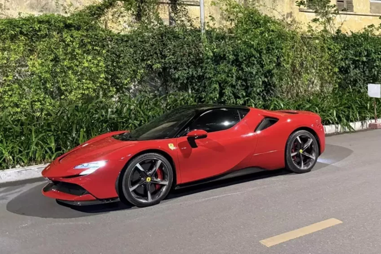 Hiện đây cũng là chiếc xe Ferrari SF90 Stradale đầu tiên ở Hà Nội. Ngoại thất xe có màu đỏ cùng 1 số chi tiết carbon, mâm xe là loai 5 chấu đơn vát kim cương, sơn 2 màu bạc và đen, cùng kẹp phanh màu đỏ rất nổi bật.