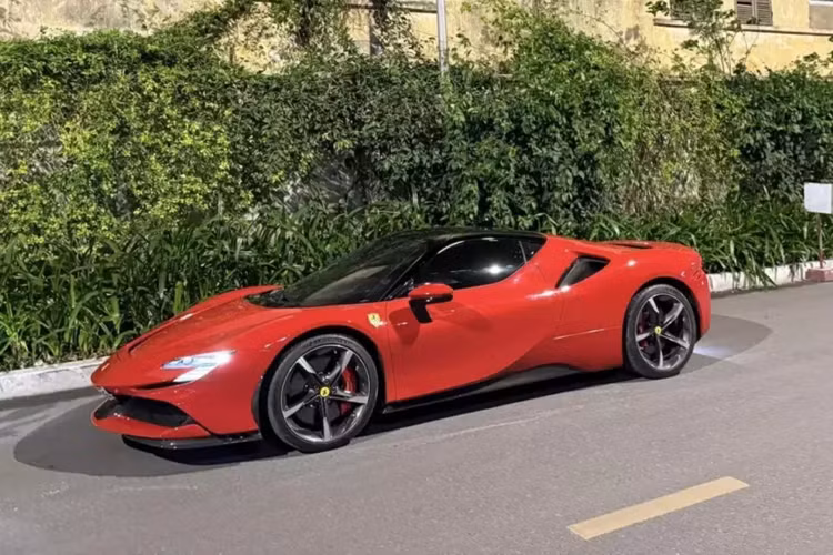 Hiện đây cũng là chiếc xe Ferrari SF90 Stradale đầu tiên ở Hà Nội. Ngoại thất xe có màu đỏ cùng 1 số chi tiết carbon, mâm xe là loai 5 chấu đơn vát kim cương, sơn 2 màu bạc và đen, cùng kẹp phanh màu đỏ rất nổi bật.