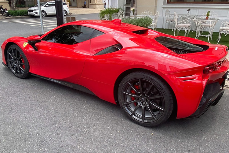 Ferrari SF90 Stradale có thể tăng tốc từ vị trí xuất phát lên 100 km/h trong thời gian 2,5 giây trước khi đạt vận tốc tối đa 340 km/h. Chiếc siêu xe plug-in hybrid đầu tiên của hãng xe Ý có thể hoàn thành quãng đường 25 km chỉ bằng mô-tơ điện trên cầu trước.
