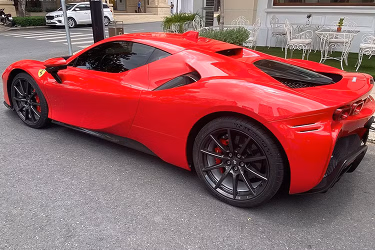 Ferrari SF90 Stradale có thể tăng tốc từ vị trí xuất phát lên 100 km/h trong thời gian 2,5 giây trước khi đạt vận tốc tối đa 340 km/h. Chiếc siêu xe plug-in hybrid đầu tiên của hãng xe Ý có thể hoàn thành quãng đường 25 km chỉ bằng mô-tơ điện trên cầu trước.