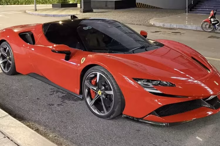Đến tối hôm qua, ngày 1/10/2024 vừa qua, chiếc siêu xe Ferrari SF90 Stradale của chồng cũ Lê Quyên đã chính thức có mặt tại Hà Nội và sẽ định cư ở đây, trước khi có ai đó chịu chi trả số tiền 23 tỷ đồng để sở hữu 1 trong các xe PHEV mạnh nhất đang có mặt tại dải đất hình chữ S này.