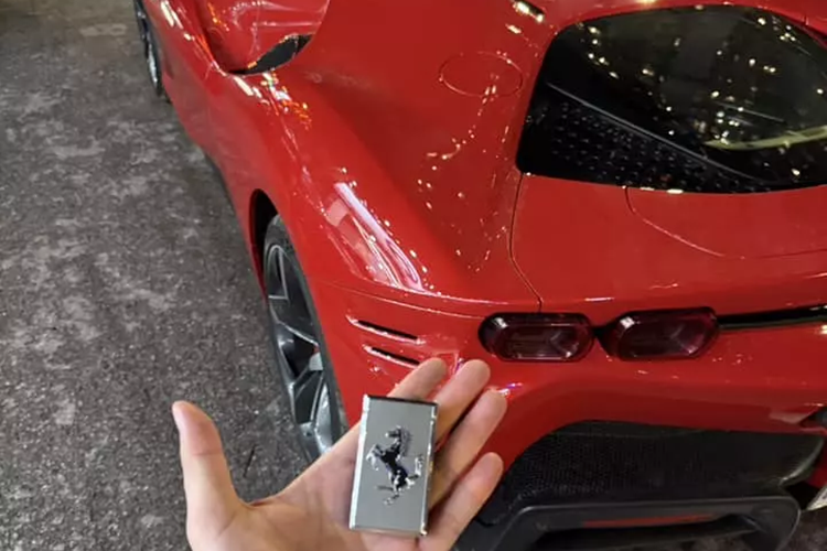 Siêu xe hybrid Ferrari SF90 Stradale được trang bị động cơ xăng V8, tăng áp, dung tích 4.0 lít, sản sinh công suất tối đa 769 mã lực và mô-men xoắn cực đại 800 Nm.