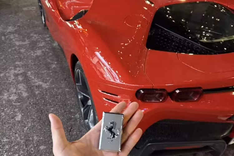 Siêu xe hybrid Ferrari SF90 Stradale được trang bị động cơ xăng V8, tăng áp, dung tích 4.0 lít, sản sinh công suất tối đa 769 mã lực và mô-men xoắn cực đại 800 Nm.