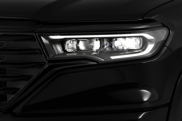 Bên trong khoang nội thất, xe được trang bị phần ghế bọc da màu đen ở các chi tiết như ghế ngồi, cửa xe và bảng điều khiển, thay thế cho da Mountain Brown của phiên bản Laramie.