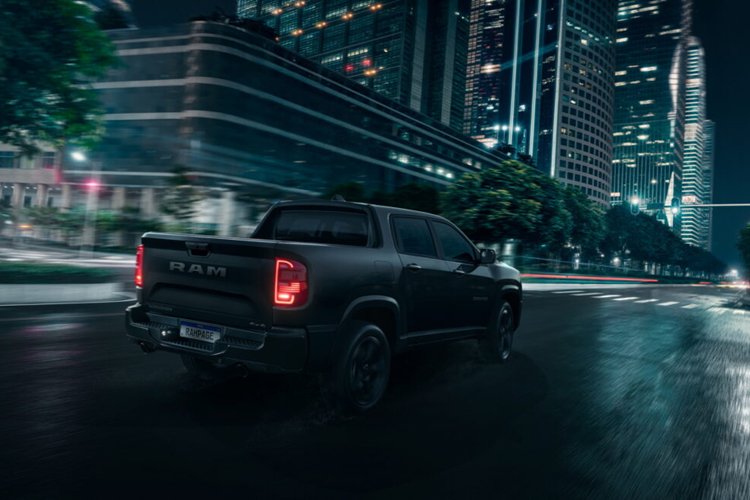 Với mức giá này, mẫu xe sẽ đắt hơn khoảng 2.935 USD so với Rampage Laramie nguyên bản. Tuy nhiên, mức giá này vẫn rẻ hơn so với phiên bản Rampage R/T hàng đầu của dòng xe này.