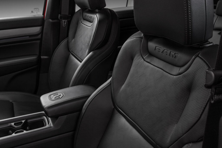 Khách hàng còn có thể lựa chọn thêm Gói Elite tùy chọn, bổ sung hệ thống âm thanh Harman Kardon 10 loa, đèn chiếu sáng xung quanh LED và ghế hành khách chỉnh điện.