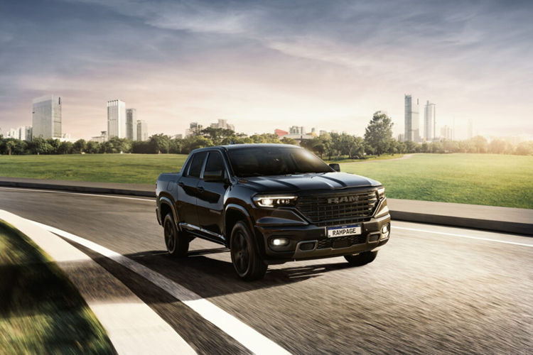 Để tạo thêm sự khác biệt về màu sắc, các nhà thiết kế của Ram đã sử dụng Granite Crystal cho logo của xe cũng như tấm ốp gầm ở phần cản trước.