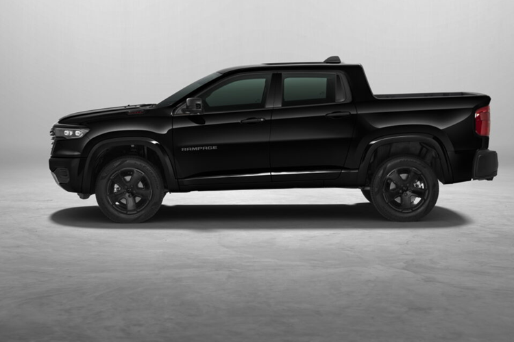 Ngoại thất của Ram Rampage Laramie Night Edition sở hữu những chi tiết mạ chrome giống với phiên bản Laramie tiêu chuẩn nhưng đã được sơn chuyển sang màu đen bóng.