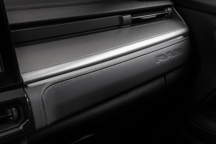 Sức mạnh này của xe được truyền tới cả 4 bánh thông qua hộp số tự động 9 cấp và hệ thống 4×4 Auto.