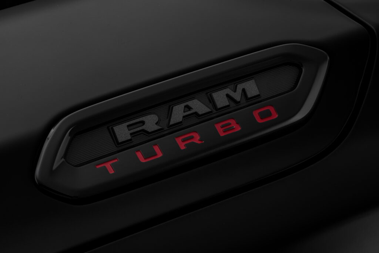 Một số chi tiết như trần xe cũng được bọc màu đen, các chi tiết như màn loa cũng được nhuộm đen thể thao.