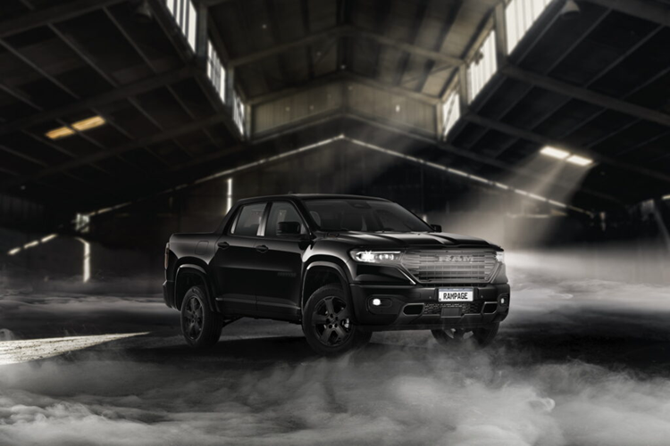 Những chi tiết được thay đổi này bao gồm lưới tản nhiệt, trang trí đèn chiếu sáng, gương, khung cửa sổ, cản sau, ống xả và bộ mâm 18 inch đều được sơn đen.