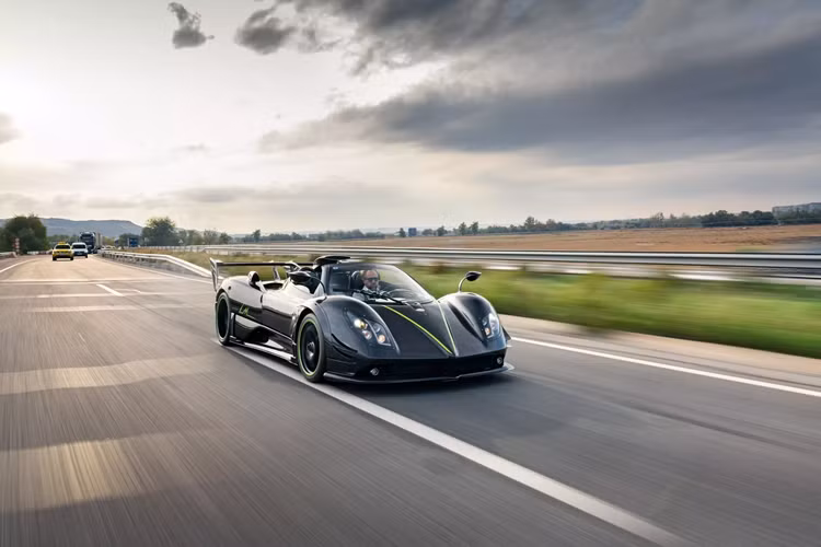 Chiếc Pagani Zonda 760 LM Roadster độc nhất vô nhị sẽ được bán đấu giá vào cuối tuần và dự kiến sẽ được bán với giá hơn 12 triệu USD (khoảng hơn 285 tỷ đồng) nhưng dự đoán còn cao hơn nữa. Với số tiền “khủng” này, người mua sẽ nhận được một chiếc xe độc nhất vô nhị với một mẫu xe cực hiếm.