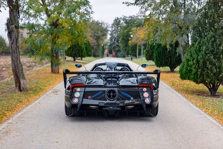 Vì vậy, chủ sở hữu tiếp theo không chỉ sở hữu một trong những chiếc xe Pagani Zonda 760 LM Roadster độc nhất hành tinh mà còn có được một chiếc xe có thể tiếp tục tăng giá trong tương lai. Chiếc xe sẽ được RM Sotheby’s đấu giá tại Dubai trong thời gian ngắn tới.