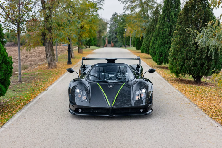 Pagani Zonda 760 LM Roadster mui trần được trang bị toàn bộ phần vỏ carbon lộ tuyệt đẹp tương phản với các điểm nhấn màu xanh lá cây tươi sáng bao gồm trên mui xe, nắp động cơ, hông xe và bánh xe. Giống như LM Coupe, LM Roadster sử dụng tấm ốp đèn bên trong là đèn pha đặc biệt không có trên bất kỳ mẫu Zonda 760 nào khác.