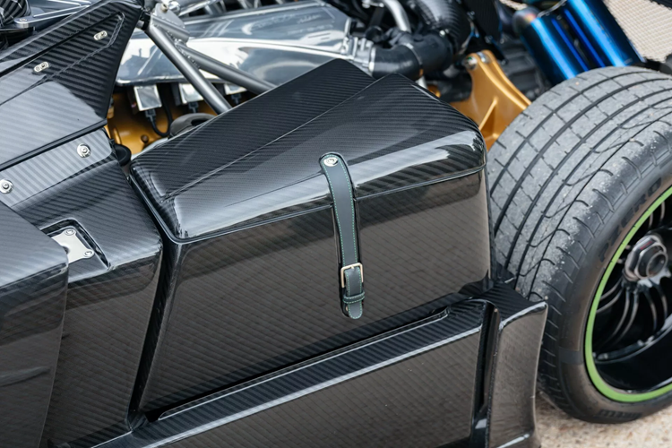 Chiếc xe cũng có cùng bộ chia gió trước, bậc cửa, hốc gió vòm bánh trước, bộ khuếch tán sau, nắp động cơ và hốc gió trên nóc xe như chiếc Zonda Cinque mang tính biểu tượng.