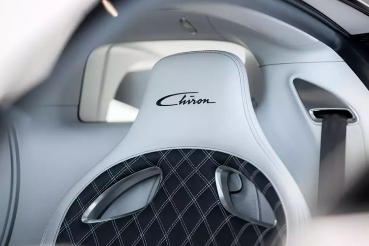 "Ông hoàng tốc độ" Bugatti Chiron được trang bị khối động cơ W16 (với 2 động cơ V8 xếp thành hình chữ W), dung tích 8.0 lít, 4 bộ tăng áp, sản sinh công suất tối đa lên đến 1.500 mã lực và mô-men xoắn cực đại đạt 1.600 Nm.