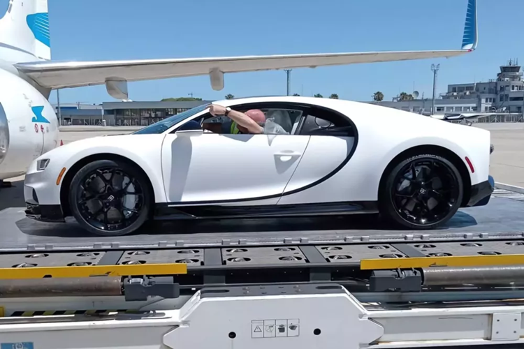 Khá thú vị là 1 số trang về siêu xe đã cho biết chiếc Bugatti Chiron về Việt Nam mang màu sơn trắng, sẽ di chuyển bằng may bay về Campuchia và ra biển số của nước bạn, sau đó mới vào Việt Nam để bàn giao cho đại gia tài chính, tuy nhiên, màu sơn cũng như trang bị đã tố cáo sự thật không phải như thế.