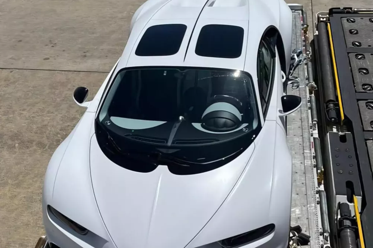 Được biết đúng là chiếc siêu xe Bugatti Chiron này mới vận chuyển về cho chủ nhân, nhưng là 1 đại gia ở Uruguay, ông cũng rất phấn khích và chờ đợi bom tấn này từ khá lâu.