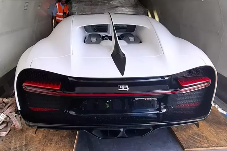 Để có thể giúp "ông hoàng tốc độ" Bugatti Chiron đạt tốc độ tối đa, chủ xe cần phải chuyển sang chế độ chạy là Top Speed và vẫn phải sử dụng chìa khoá riêng tương tự như hãng siêu xe Pháp đã làm với "đàn anh" là Bugatti Veyron.