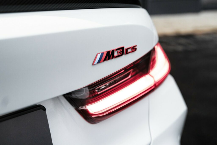 Ngoài ra xe còn có mui xe bằng sợi carbon, bộ chia gió trước đặc biệt với các thanh khí động học lớn và cánh gió sau cố định.