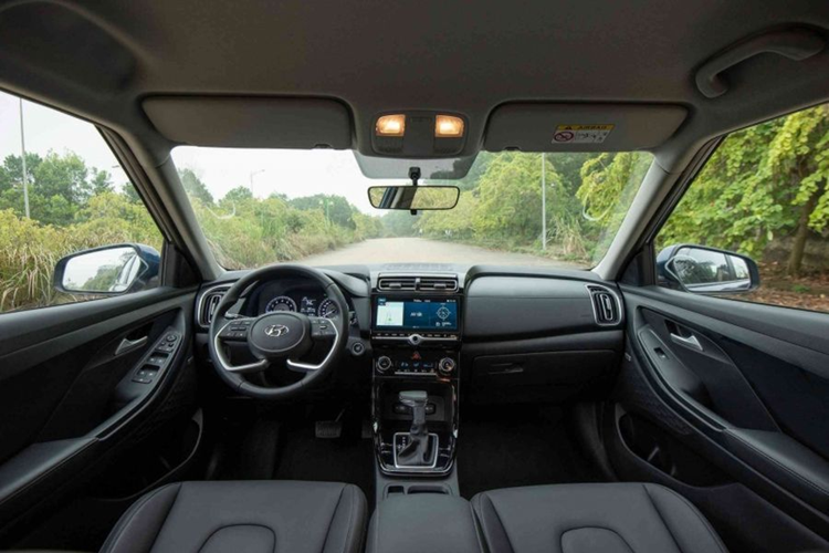 Tham khảo tại một đại lý ở Hà Nội, khách mua Hyundai Creta sẽ nhận ưu đãi tiền mặt 20-21 triệu đồng, trừ thẳng vào giá xe. Cụ thể, Creta phiên bản Tiêu chuẩn giảm còn 579 triệu, bản Đặc biệt giá 629 triệu và bản Cao cấp giá 678 triệu đồng.